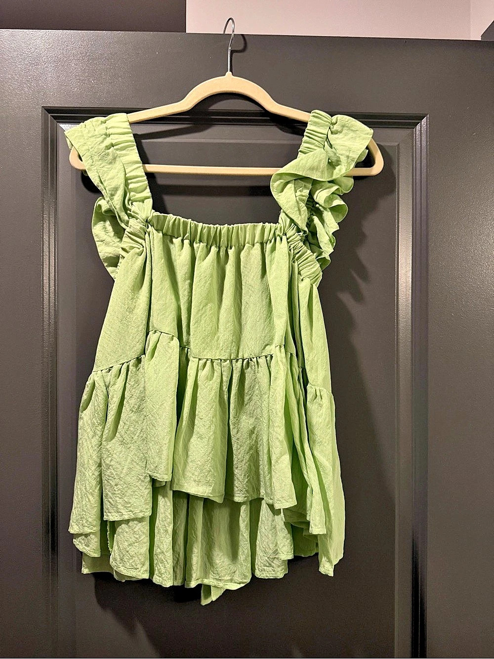 LaLavon Ruffled top in Green Size Small Like New
